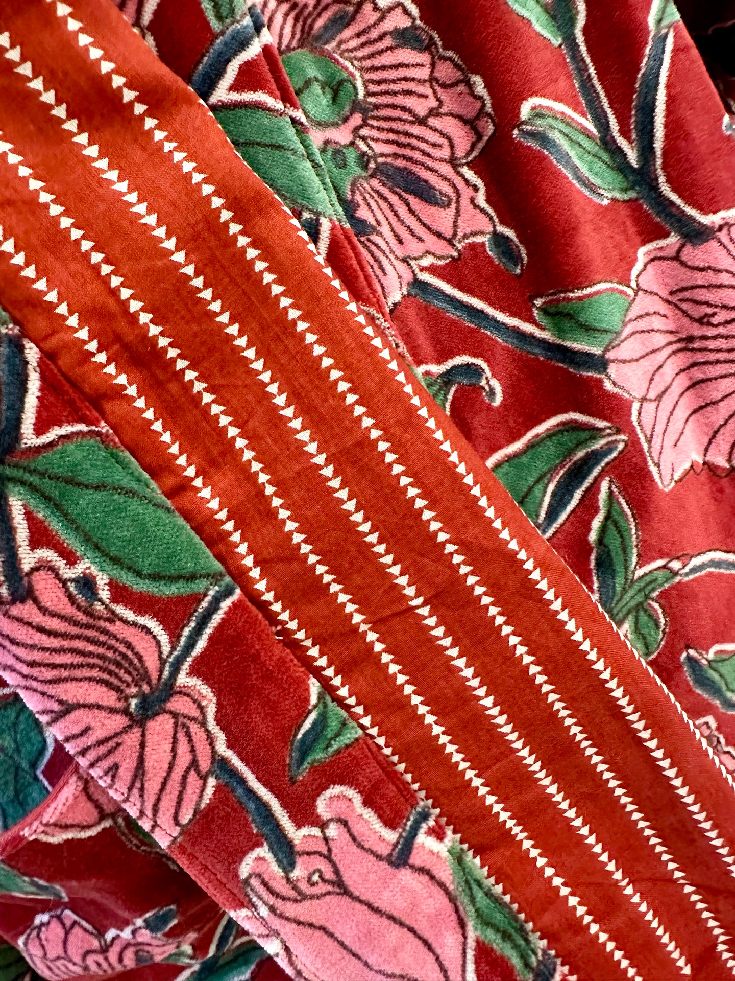 RED FLORAL SHORT VELVET ROBE